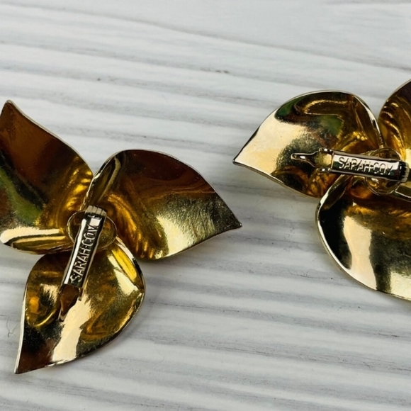 Sarah Coventry Trillium Flower Rib Lined Petals Clip On Earrings Gold Vintage!! - Picture 4 of 5
